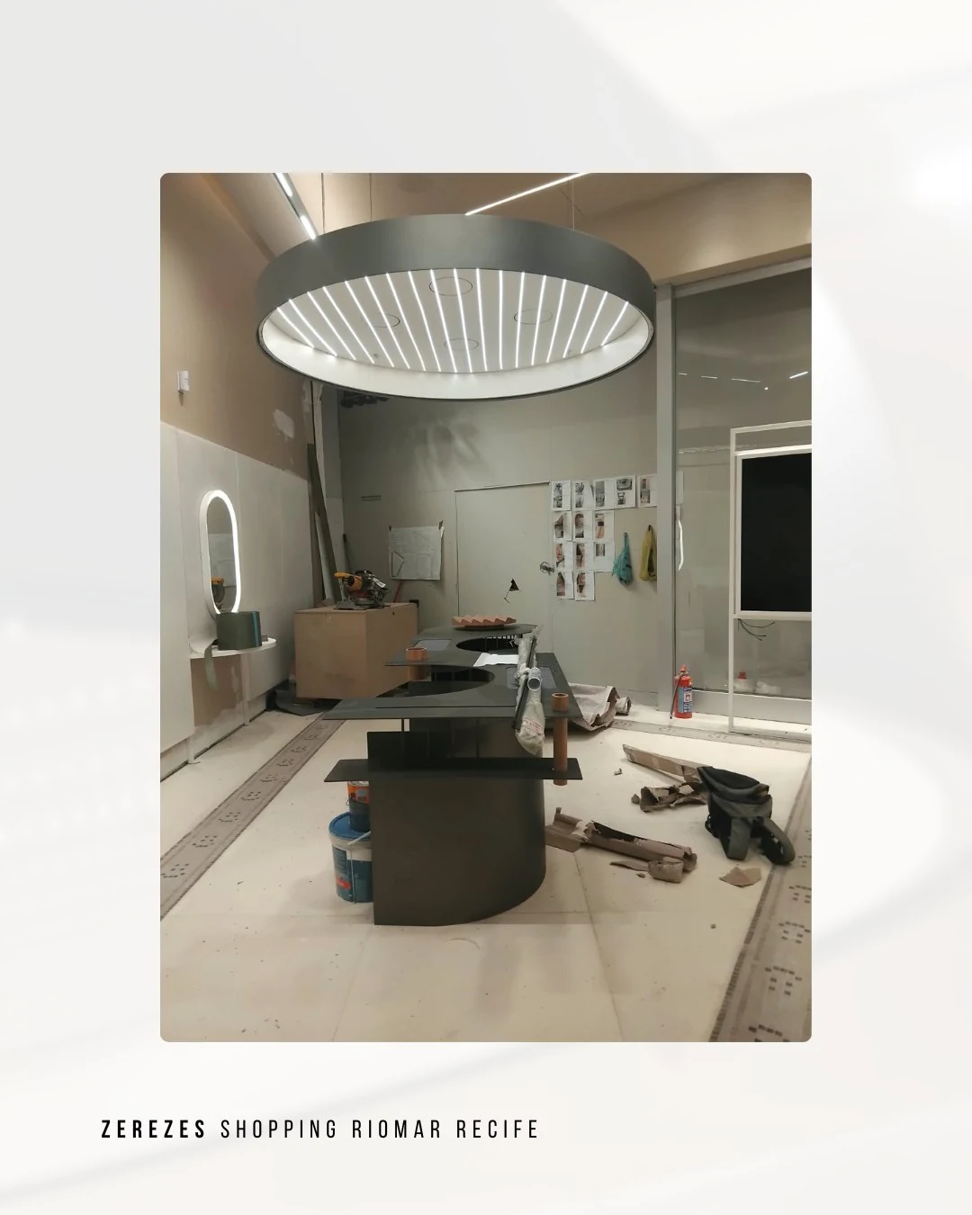 Iluminação em ambiente comercial